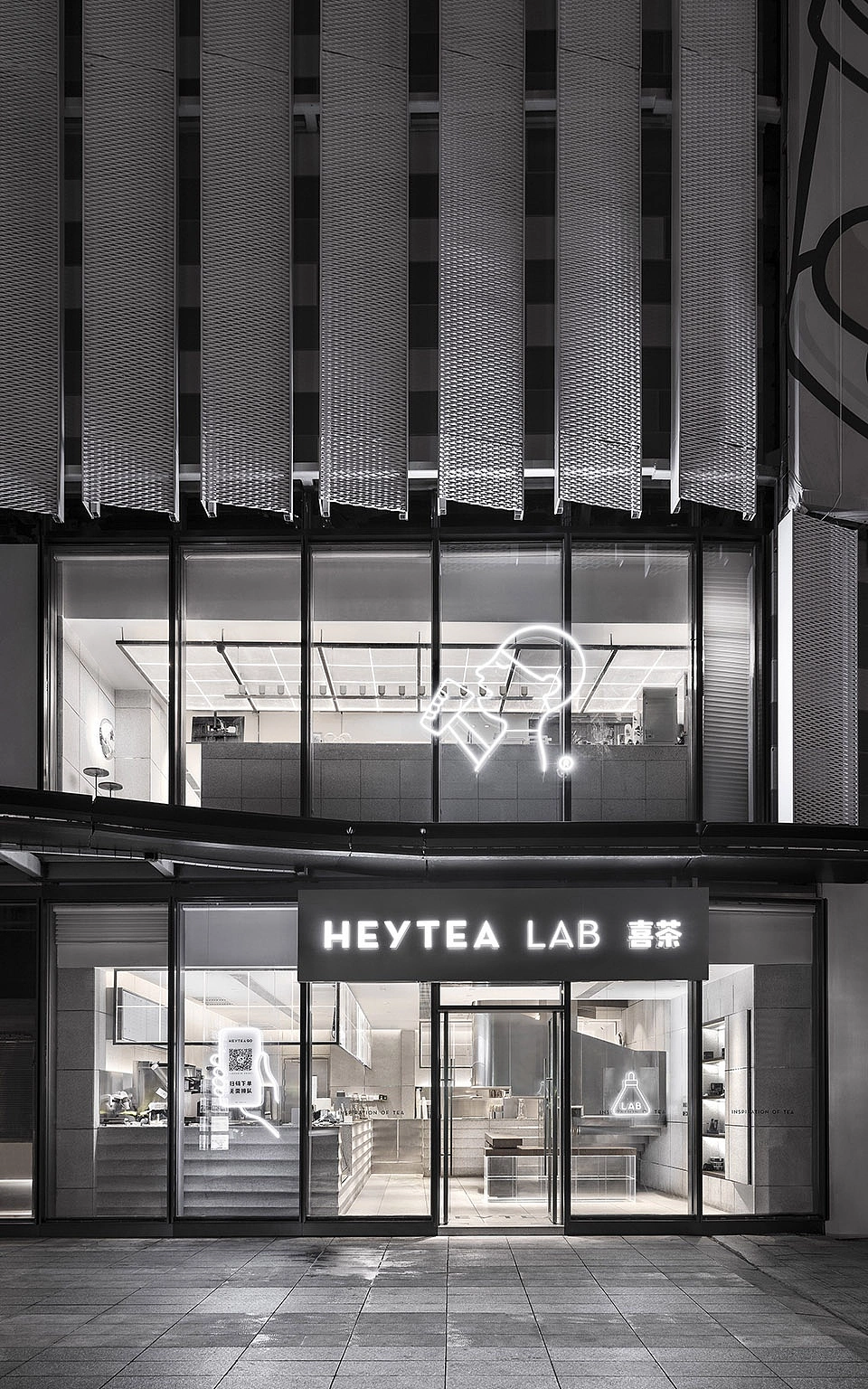 喜茶长沙店(图1) HEYTEA LAB是喜茶具有实验性质的复合功能空间,包含着喜茶对现代茶文化的多方探索。EDGE DESIGN希望打造出一个与长沙这座城市气质相符的沉浸空间,并在其中为东方禅意与实验先锋性融合寻得一个恰当的设计落点。<br><br>HEYTEA LAB is an experimental space with multiple functions for multi-exploration of modern tea culture. EDGE DESIGN wishes to create an immersive space that fits the urban spirit of Changsha and seek for a design habitat to combine both Eastern Zen and experiment pioneer.